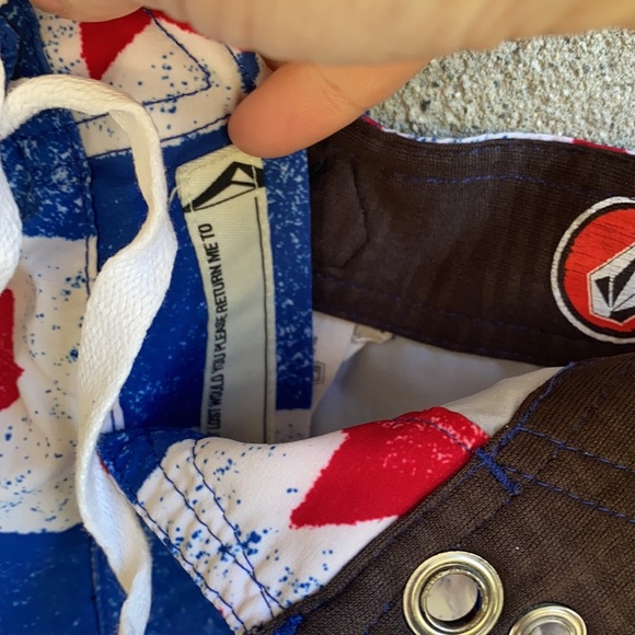 Sz 10 Kids Volcom “Pure Function” Boardies - Picture 4 of 11